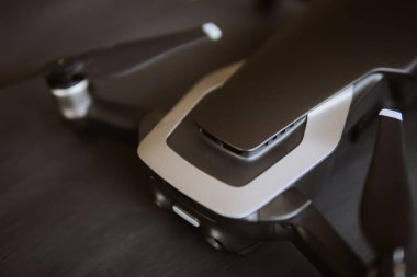 Dronlar yaşam ve Sanayi kullanarak kavramı. makro Ayrıntılar motoru ve pervane. Uzay kopyalayın. Yenilik fotoğraf kavramı. Renk dostum. Siyah bir tabloda yeni bir siyah dron.