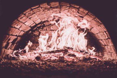 Koyu arka plan. Bir yanan fırında pişirme kavramları. Yakın çekim. Fırında yangın. Kömürlerin pizza. dostum renk