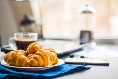 iş kavramı. Makro çekim Smartphone ve Laptop taze kruvasan ve kahve siyah arka plan. Dostum moody renk.