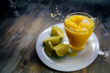 Kireç bir plaka üzerinde bir büyük patlama ile portakal suyu bir bardak