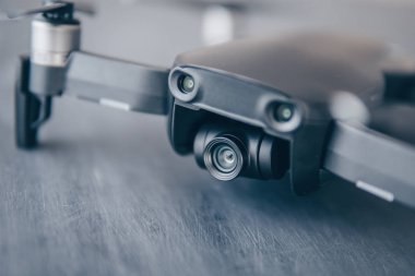 Uzay kopyalayın. Yenilik fotoğraf kavramı. Renk dostum. Siyah bir tabloda yeni bir siyah dron. Dronlar yaşam ve Sanayi kullanarak kavramı. Drone kamera yakın makro Ayrıntılar.