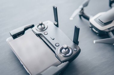 Dronlar yaşam ve Sanayi kullanarak kavramı. Uzaktan kumanda ve smartphone makro Ayrıntılar kapatın. Uzay kopyalayın. Yenilik fotoğraf kavramı. Renk dostum. Siyah bir tabloda yeni bir siyah dron.
