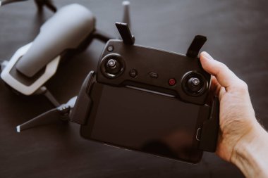 Renk dostum. Uzaktan antenler ve elinde uçağı kontrol etmek için bir akıllı telefon ile. Dronlar yaşam ve Sanayi kullanarak kavramı. . Yenilik fotoğraf kavramı.