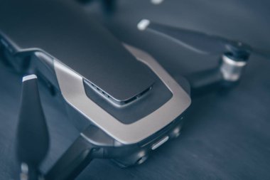 Siyah bir tabloda yeni bir siyah dron. Dronlar yaşam ve Sanayi kullanarak kavramı. makro Ayrıntılar motoru ve pervane. Uzay kopyalayın. Yenilik fotoğraf kavramı. Dostum renk.