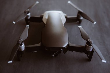 Yenilik fotoğraf kavramı. Gökyüzü dijital kamerada. Siyah bir tabloda yeni bir siyah dron. Dronlar yaşam ve Sanayi kullanarak kavramı. Yakın çekim.