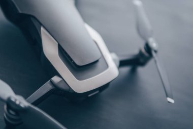 Dronlar yaşam ve Sanayi kullanarak kavramı. Yakın motorları ve bıçaklar robot makro ayrıntılar. Yenilik fotoğraf kavramı. Renk dostum. Siyah bir tabloda yeni bir siyah dron. Dostum renk.