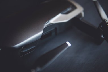 makro Ayrıntılar motoru ve pervane. Uzay kopyalayın. Yenilik fotoğraf kavramı. Renk dostum. Siyah bir tabloda yeni bir siyah dron. Dronlar yaşam ve Sanayi kullanarak kavramı.