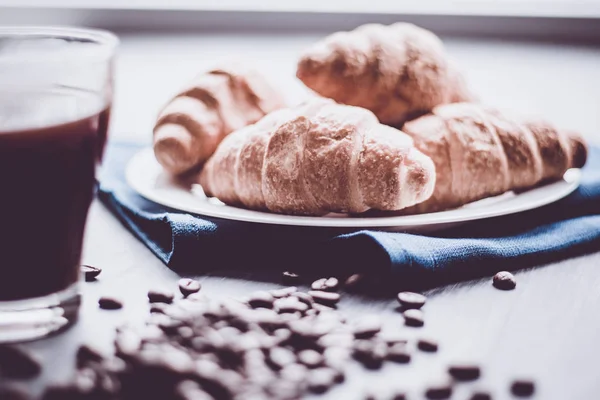 Mate colore lunatico compagno. Macro shot di croissant freschi e caffè su fondo nero. Il concetto di colazione. Dolci e chicchi di caffè . — Foto Stock