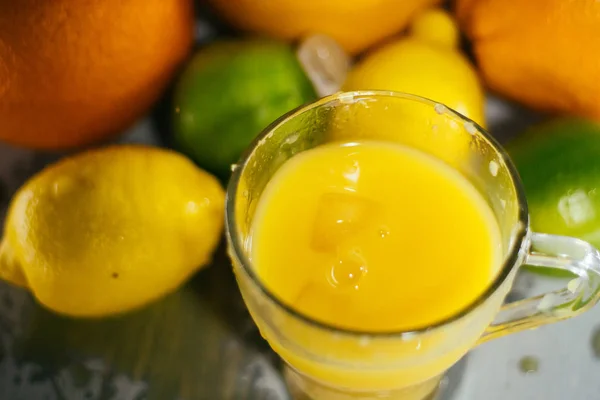 Suco salpicando fora de um copo . — Fotografia de Stock