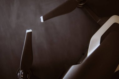 Uzay kopyalayın. Yenilik fotoğraf kavramı. Renk dostum. Siyah bir tabloda yeni bir siyah dron. Dronlar yaşam ve Sanayi kullanarak kavramı. Yakın motorları ve bıçaklar robot makro Ayrıntılar.