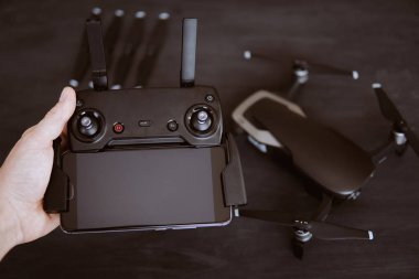 Yenilik fotoğraf kavramı. Uzaktan antenler ve elinde uçağı kontrol etmek için bir akıllı telefon ile. Renk dostum. Dronlar yaşam ve Sanayi kullanarak kavramı. Dostum renk.