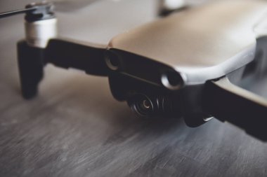 Drone kamera siyah bir tabloda yeni bir siyah dron kapatın. Dronlar yaşam ve Sanayi kullanarak kavramı. Uzay kopyalayın. Yenilik fotoğraf kavramı. Gökyüzü dijital kamerada. dostum renk.