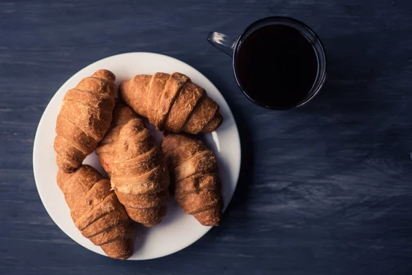 Mate launische Farbe. Kaffee und frische Croissants auf schwarzem Hintergrund. Dessert und Kaffee. das Konzept des Frühstücks. Makroaufnahme. — Stockfoto