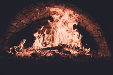 Fırında yangın. Kömürlerin pizza. Koyu arka plan. Bir yanan fırında pişirme kavramları. Yakın çekim. dostum renk