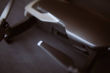 Dronlar yaşam ve Sanayi kullanarak kavramı. makro Ayrıntılar motoru ve pervane. Uzay kopyalayın. Yenilik fotoğraf kavramı. Renk dostum. Siyah bir tabloda yeni bir siyah dron.