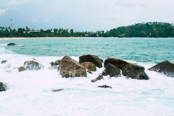 Όμορφη παραλία και τα κύματα Mirisa Σρι Λάνκα εσωτερικη — Φωτογραφία Αρχείου
