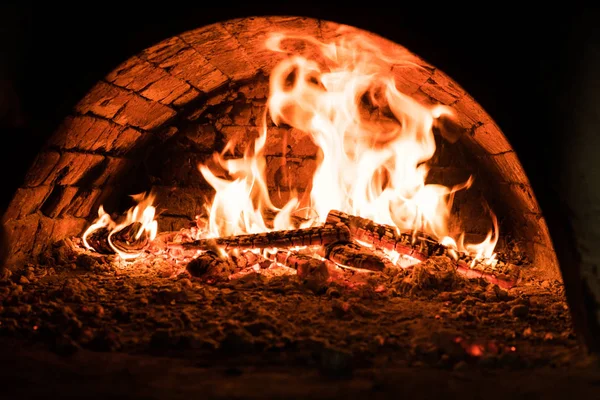 Close up. Fire in the oven. Dark background. Concepts of cooking on a fire in the oven. Pizza in the coals. — Stock Photo, Image