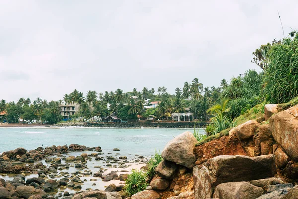 Hermosa playa. Vista de la bonita playa tropical con palmeras — Foto de Stock