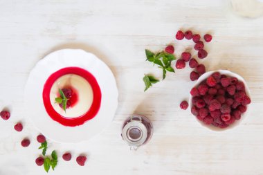 En iyi görünümü kapatın. Açık renkli. Yaz tatlı. Ahududu ile panakota. Dikey vurdu.