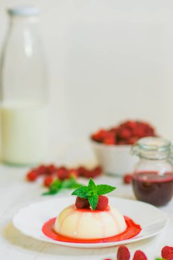 Yaz tatlı. Yakın çekim. Açık renkli. Ahududu ile panakota. Dikey vurdu.