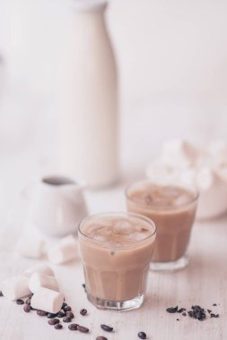 Yaz içeceği. Soğuk kahve süt ve çikolata. Açık renkli. Buzlu kahve. Soğutma içki kavramı. Tablo Marshmelow ve kahve fasulye.