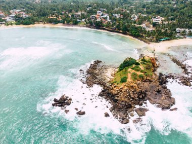 Çarpıcı palmiye ağaçları ve zümrüt okyanus su süslü tropikal uzun atış