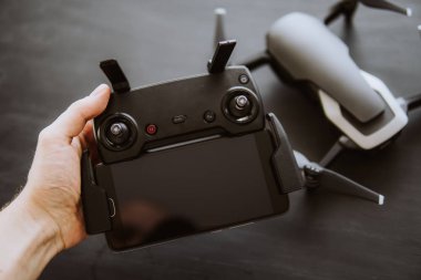 Renk dostum. Uzaktan antenler ve elinde uçağı kontrol etmek için bir akıllı telefon ile. Dronlar yaşam ve Sanayi kullanarak kavramı. . Yenilik fotoğraf kavramı.