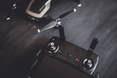 Yakın çekim. Yenilik fotoğraf kavramı. Renk dostum. Dronlar yaşam ve Sanayi kullanarak kavramı. Uzaktan kumanda ve smartphone makro ayrıntılar. Kopya alanı
