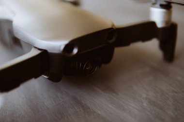 renk dostum. Drone kamera siyah bir tabloda yeni bir siyah dron kapatın. Dronlar yaşam ve Sanayi kullanarak kavramı. Uzay kopyalayın. Yenilik fotoğraf kavramı. Gökyüzü üzerinde dijital fotoğraf makinesi.