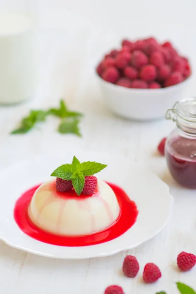 Light background. Close up. Summer dessert. Vertical shot. Panakota with raspberries. — Stock Photo, Image