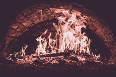Koyu arka plan. Bir yanan fırında pişirme kavramları. Yakın çekim. Fırında yangın. Kömürlerin pizza. dostum renk