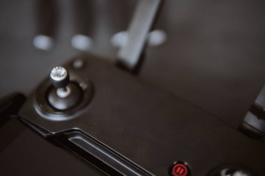 Uçağı kontrol etmek için makro kumandayla antenler ve bir akıllı telefon. Moody renk. Dronlar yaşam ve Sanayi kullanarak kavramı. Yenilik fotoğraf kavramı.