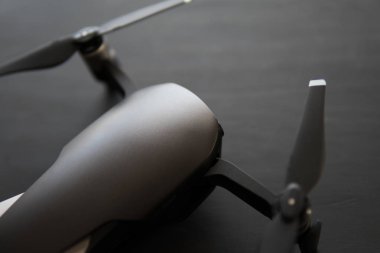 Dronlar yaşam ve Sanayi kullanarak kavramı. Yakın motorları ve bıçaklar robot makro ayrıntılar. Yenilik fotoğraf kavramı. Renk dostum. Siyah bir tabloda yeni bir siyah dron. Dostum renk.