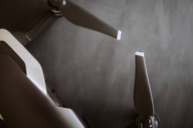 Yakın motorları ve bıçaklar robot makro ayrıntılar. Uzay kopyalayın. Yenilik fotoğraf kavramı. Renk dostum. Siyah bir tabloda yeni bir siyah dron. Dronlar yaşam ve Sanayi kullanarak kavramı.