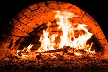 Kömürlerin pizza. Yakın çekim. Fırında yangın. Koyu arka plan. Bir yanan fırında pişirme kavramları.