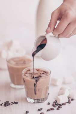 Soğutma içki kavramı. Marshmelow ve kahve fasulye masanın üzerinde. Yaz içeceği. Soğuk kahve süt ve çikolata. Açık renkli. Buzlu kahve.