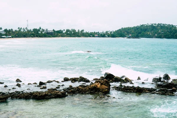 Strand op de Mirirsa Sri Lanka met de gouverneurs-kantoren — Stockfoto