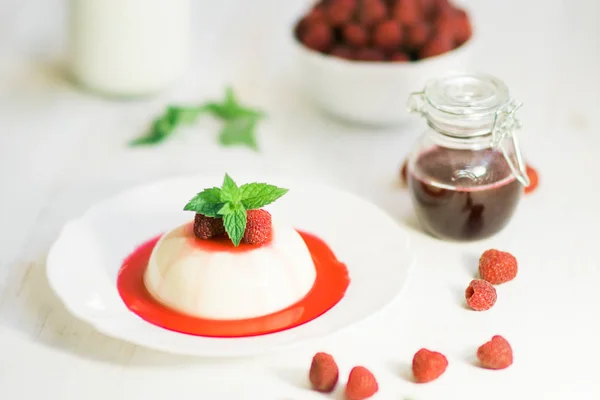 Light background. Close up. Summer dessert. Panakota with raspberries. — Stock Photo, Image