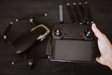 Yenilik fotoğraf kavramı. Uzaktan antenler ve elinde uçağı kontrol etmek için bir akıllı telefon ile. Renk dostum. Dronlar yaşam ve Sanayi kullanarak kavramı.