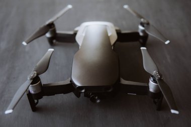 Yakın çekim. Yenilik fotoğraf kavramı. Gökyüzü dijital kamerada. Siyah bir tabloda yeni bir siyah dron. Dronlar yaşam ve Sanayi kullanarak kavramı.