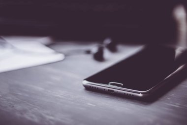 Yakın çekim. Makro çekim Smartphone ve Laptop ve kahve siyah arka plan. Moody renk dostum. iş kavramı.