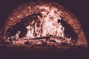 Bir yanan fırında pişirme kavramları. Yakın çekim. Fırında yangın. Kömürlerin pizza. Koyu arka plan. dostum renk