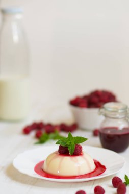 Dikey vurdu. Yakın çekim. Açık renkli. Yaz tatlı. Ahududu ile panakota.