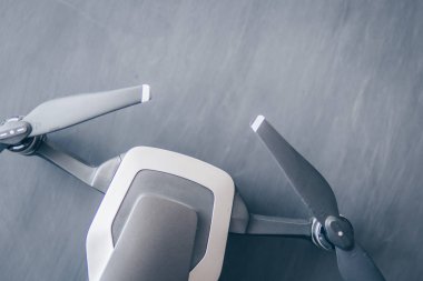 Yenilik fotoğraf kavramı. Renk dostum. Siyah bir tabloda yeni bir siyah dron. Dronlar yaşam ve Sanayi kullanarak kavramı. Üst dron makro ayrıntılarını görüntüleyin. Kopya alanı.