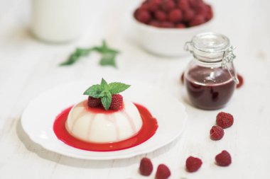 Ahududu ile panakota. Açık renkli. Yakın çekim. Yaz tatlı.