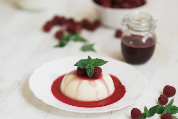 Close up. Panakota with raspberries and mint. Summer dessert. Light background. — Stock Photo, Image