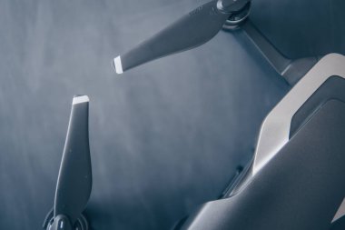 Dronlar yaşam ve Sanayi kullanarak kavramı. Yakın motorları ve bıçaklar robot makro ayrıntılar. Uzay kopyalayın. Yenilik fotoğraf kavramı. Renk dostum. Siyah bir tabloda yeni bir siyah dron.