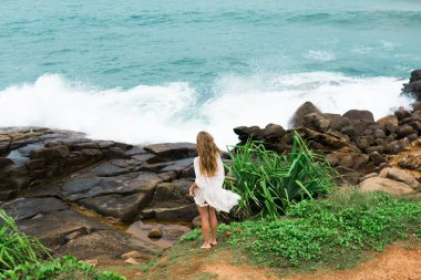 Güzel, esmer genç bir kızın kaldırdı elleriyle arkadan görünüş