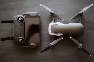 Siyah bir tabloda yeni bir siyah dron. Dronlar yaşam ve Sanayi kullanarak kavramı. Üstten görünüm uzak ve smartphone makro ayrıntılar. Uzay kopyalayın. Yenilik fotoğraf kavramı. Dostum renk.