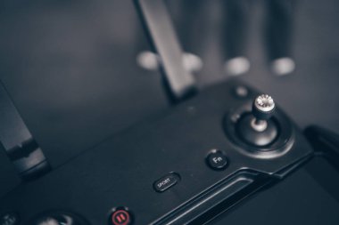 Uçağı kontrol etmek için makro kumandayla antenler ve bir akıllı telefon. Dronlar yaşam ve Sanayi kullanarak kavramı. Yenilik fotoğraf kavramı. Moody renk .